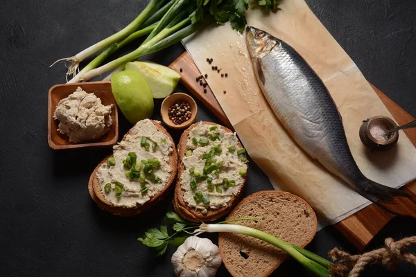 Geleneksel Yahudi aperatifi vorschmack veya ekmek ve yeşil soğanlı forshmak, ringa filetosundan yapılır ve çavdar ekmeği ile servis edilir, koyu taş zemin