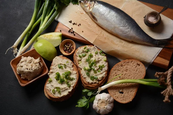 Geleneksel Yahudi aperatifi vorschmack veya ekmek ve yeşil soğanlı forshmak, ringa filetosundan yapılır ve çavdar ekmeği ile servis edilir, koyu taş zemin