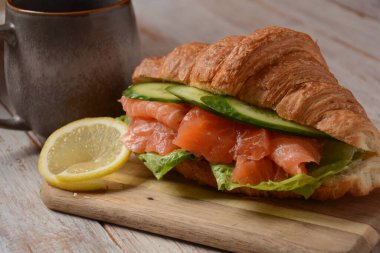 Somon, marul ve salatalıklı çıtır kruvasan. Lezzetli kahvaltı..