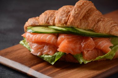 Somon, marul ve salatalıklı çıtır kruvasan. Lezzetli kahvaltı..