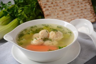 Havuçlu tavuk köftesi çorbası. Yahudi geleneksel bayram yemekleri