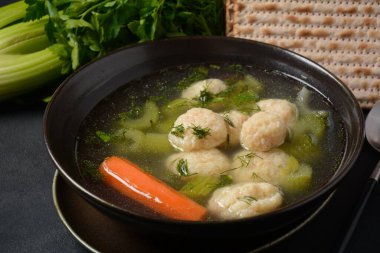 Havuçlu tavuk köftesi çorbası. Yahudi geleneksel bayram yemekleri