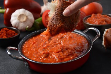 Matbucha - Fas Domates sosu, sos - Pişmiş Baharatlı Domates, Biber, Sarımsak ve Biber