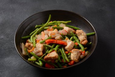 Kızarmış sebze karışımı havuç, brokoli, biber, kırmızı soğan ve tavuk filetosu. Sağlıklı yemek.