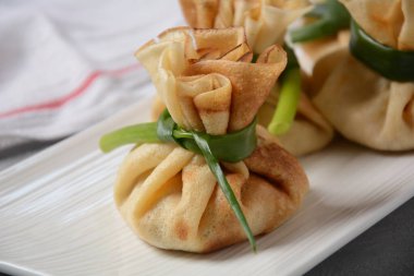 Tavuk Doldurulmuş Krep Partisi Çantaları. Krepler poşete konur ve tavuk etiyle doldurulur.