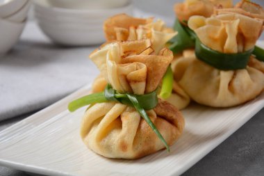 Tavuk Doldurulmuş Krep Partisi Çantaları. Krepler poşete konur ve tavuk etiyle doldurulur.