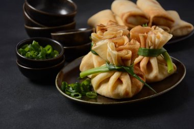 Tavuk Doldurulmuş Krep Partisi Çantaları. Krepler poşete konur ve tavuk etiyle doldurulur.