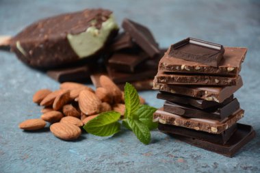 Çikolata kulesi. Bir yığın çikolata. Badem ve çikolata aromalı dondurma.