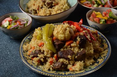 Özbek mutfağı (yemek) pilav (plov), salata achichuk (achuchuk) .koyun eti, pirinç, havuç, sebze yağı, kuru üzüm, soğan, zerdeçal, karabiber, kimyon