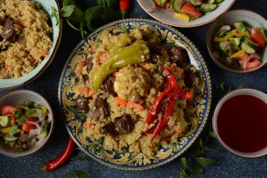 Özbek mutfağı (yemek) pilav (plov), salata achichuk (achuchuk) .koyun eti, pirinç, havuç, sebze yağı, kuru üzüm, soğan, zerdeçal, karabiber, kimyon