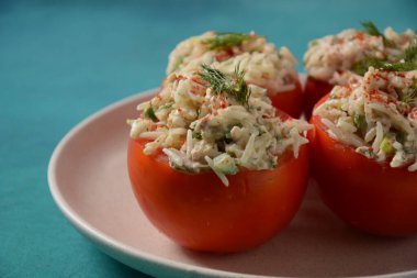 Pirinç, sebze ve etle doldurulmuş domatesler