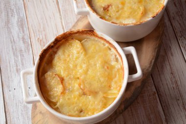 Beyaz hindistan cevizi pişirmede patates graten.