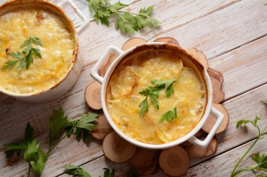 Beyaz hindistan cevizi pişirmede patates graten.