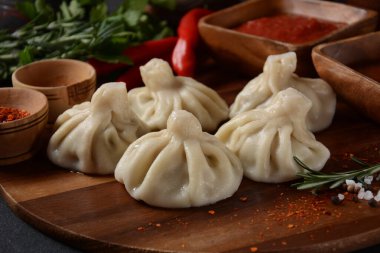 Geleneksel Gürcü mutfağı, kırmızı biberli Gürcü usulü Khinkali köftesi. Yerel soslu Khinkali - tkemali, satsebeli, adzhika.