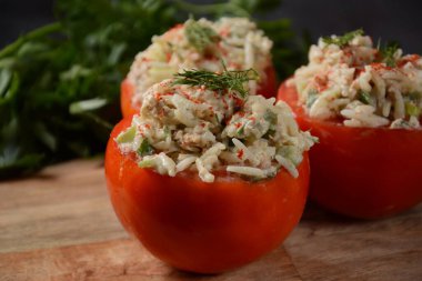 Pirinç, sebze ve etle doldurulmuş domatesler