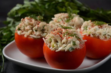 Pirinç, sebze ve etle doldurulmuş domatesler