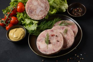 Dereotlu, hardallı ve kiraz domatesli ev yapımı peynir.