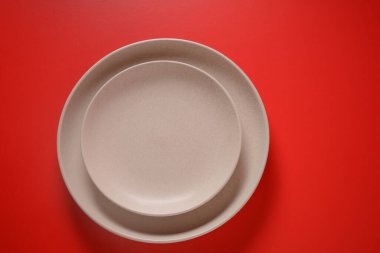 Kırmızı arka planda beyaz tabak peçetesi. Masa kuruyorum.