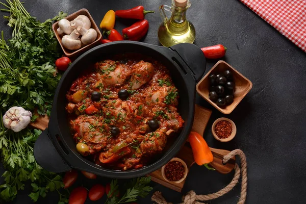 Dolmalık biberli tavuk cacciatore, domates, siyah zeytin. İtalyan yemeği.