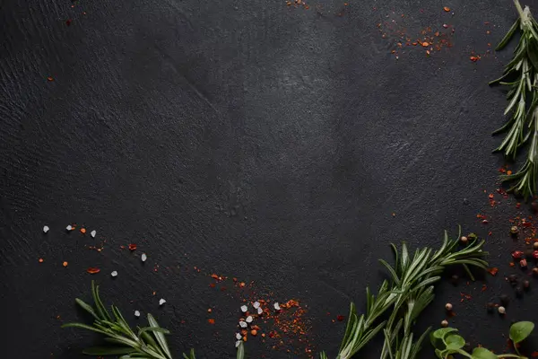 Karanlık taş arka planda baharatlar ve bitkiler