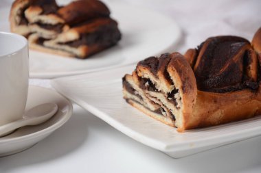 Babka ya da Brioche Ekmeği. Fındık kremalı. Geleneksel Yahudi ekmeğine benzeyen çikolatalı ve tarçınlı kek ve üstüne de tarçın şekeri serpiştirilmiş..