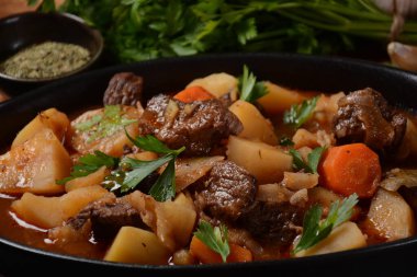 Sığır eti, patates, havuç ve ottan yapılmış İrlanda güveci. Geleneksel St. Patrick günü yemeği, koyu Guinness birası.