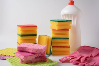 Çok renkli süngerler, bulaşık yıkamak için mikro lifler ve diğer iç ihtiyaçlar için temizlik bezi.