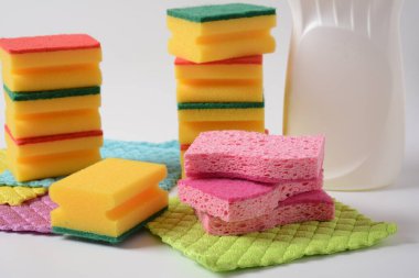 Çok renkli süngerler, bulaşık yıkamak için mikro lifler ve diğer iç ihtiyaçlar için temizlik bezi.