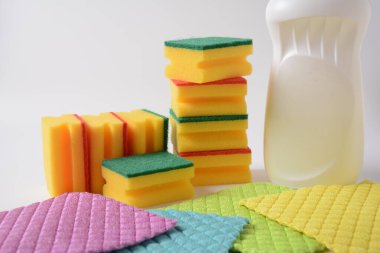 Çok renkli süngerler, bulaşık yıkamak için mikro lifler ve diğer iç ihtiyaçlar için temizlik bezi.