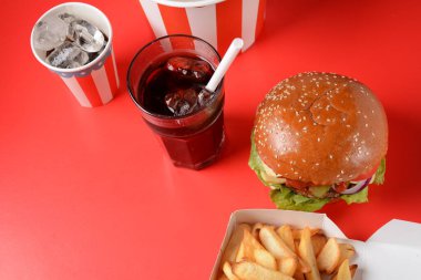 Amerikan pastırmalı çizburger ve boğulmuş patates kızartması.