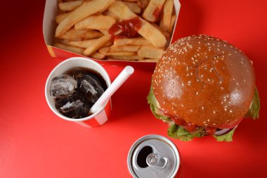 Amerikan pastırmalı çizburger ve boğulmuş patates kızartması.