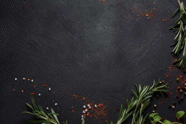 Karanlık taş arka planda baharatlar ve bitkiler