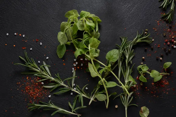 Karanlık taş arka planda baharatlar ve bitkiler