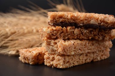 Çeşitli sağlıklı granola barları (müsli veya mısır gevreği barları). Enerji, spor, kahvaltı ve protein barları. Puf pilav, dut, çikolata, yulaf ezmesi, badem ve bal gevreği..