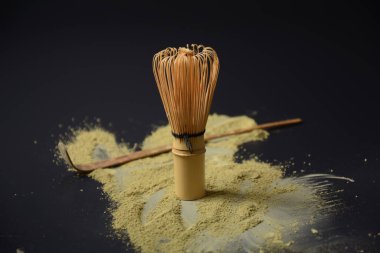 Japon aletleriyle organik yeşil çay tozu Chasen bambu çırpısı, Chashaku kaşığı. Japon yemeği. Vejetaryen sağlıklı içecek, içecek..