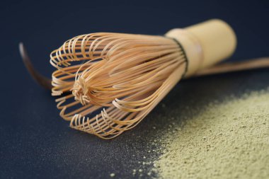 Japon aletleriyle organik yeşil çay tozu Chasen bambu çırpısı, Chashaku kaşığı. Japon yemeği. Vejetaryen sağlıklı içecek, içecek..