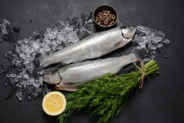 Limon, biber ve dereotlu taze alabalık. Lezzetli balık pişirmeye hazır. Sağlıklı deniz ürünleri ve diyet konsepti.