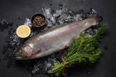 Limon, biber ve dereotlu taze alabalık. Lezzetli balık pişirmeye hazır. Sağlıklı deniz ürünleri ve diyet konsepti.