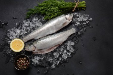 Limon, biber ve dereotlu taze alabalık. Lezzetli balık pişirmeye hazır. Sağlıklı deniz ürünleri ve diyet konsepti.