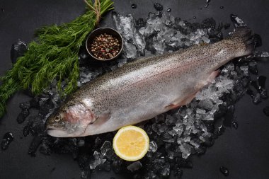 Limon, biber ve dereotlu taze alabalık. Lezzetli balık pişirmeye hazır. Sağlıklı deniz ürünleri ve diyet konsepti.