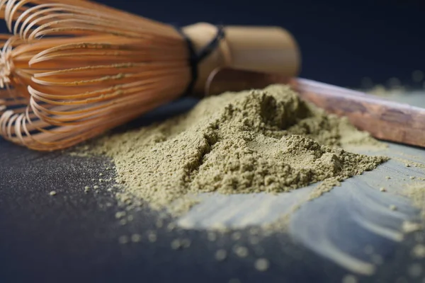 Japon aletleriyle organik yeşil çay tozu Chasen bambu çırpısı, Chashaku kaşığı. Japon yemeği. Vejetaryen sağlıklı içecek, içecek..