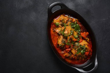 Chermoula, kırmızı biber ve korunmuş limonlu Fas balığı. Baharatlı geleneksel Fas yemekleri