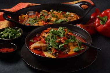 Chermoula, kırmızı biber ve korunmuş limonlu Fas balığı. Baharatlı geleneksel Fas yemekleri