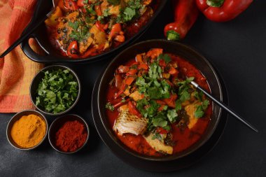 Chermoula, kırmızı biber ve korunmuş limonlu Fas balığı. Baharatlı geleneksel Fas yemekleri