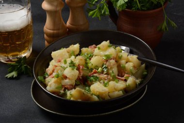 Kartoffelsalat - geleneksel Alman patates salatası. Jambonlu patates salatası.