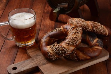 Susamlı simit, haşhaş tohumu ve bir kupa bira..