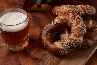 Susamlı simit, haşhaş tohumu ve bir kupa bira..