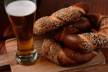 Susamlı simit, haşhaş tohumu ve bir kupa bira..