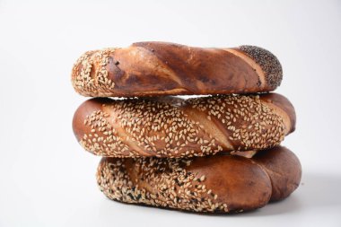 Haşhaş ve susamlı taze ekmek simitleri. Yahudi ya da Alman tatlısı.