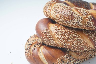 Haşhaş ve susamlı taze ekmek simitleri. Yahudi ya da Alman tatlısı.